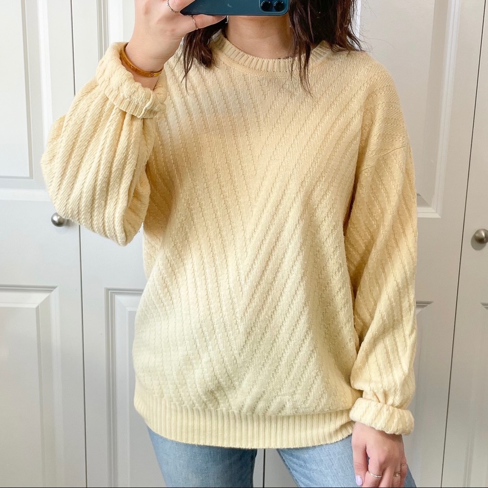 Vintage pastel light yellow chunky knit oversized wool sweater - Picture 3 of 4